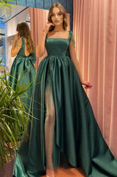 Schlichtes grünes A-Linien-Ballkleid mit quadratischem Ausschnitt und Trägern und Schlitz
